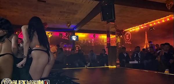 trendsYo y mis tres novias hacemos sexo en vivo enfrente de todos en un club para caballeros